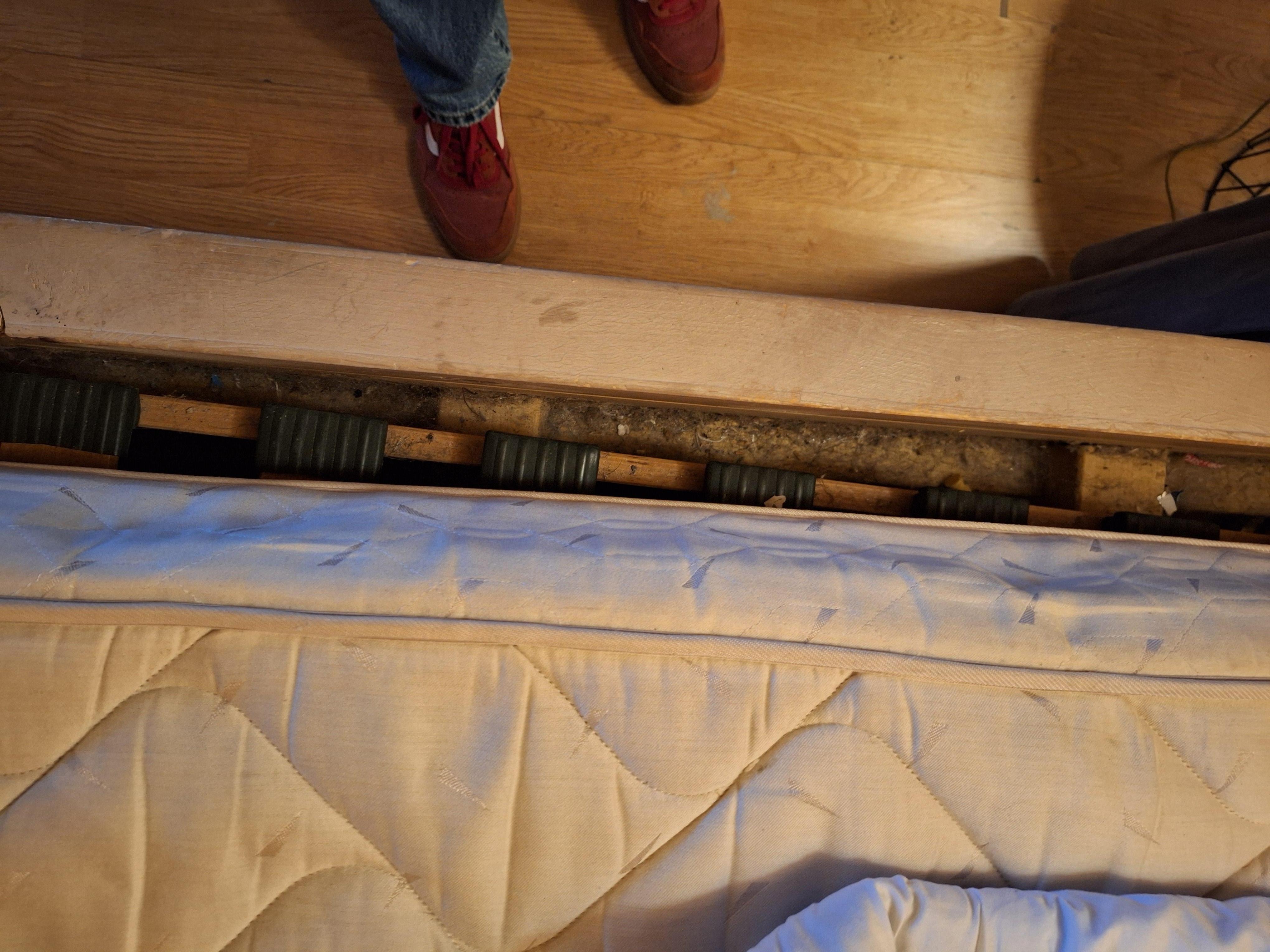 Staub und Wollmäuse unter der Matratze