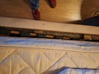 Staub und Wollmäuse unter der Matratze