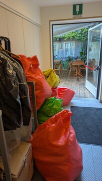 Encombrement de linge pour accéder à la suite junior