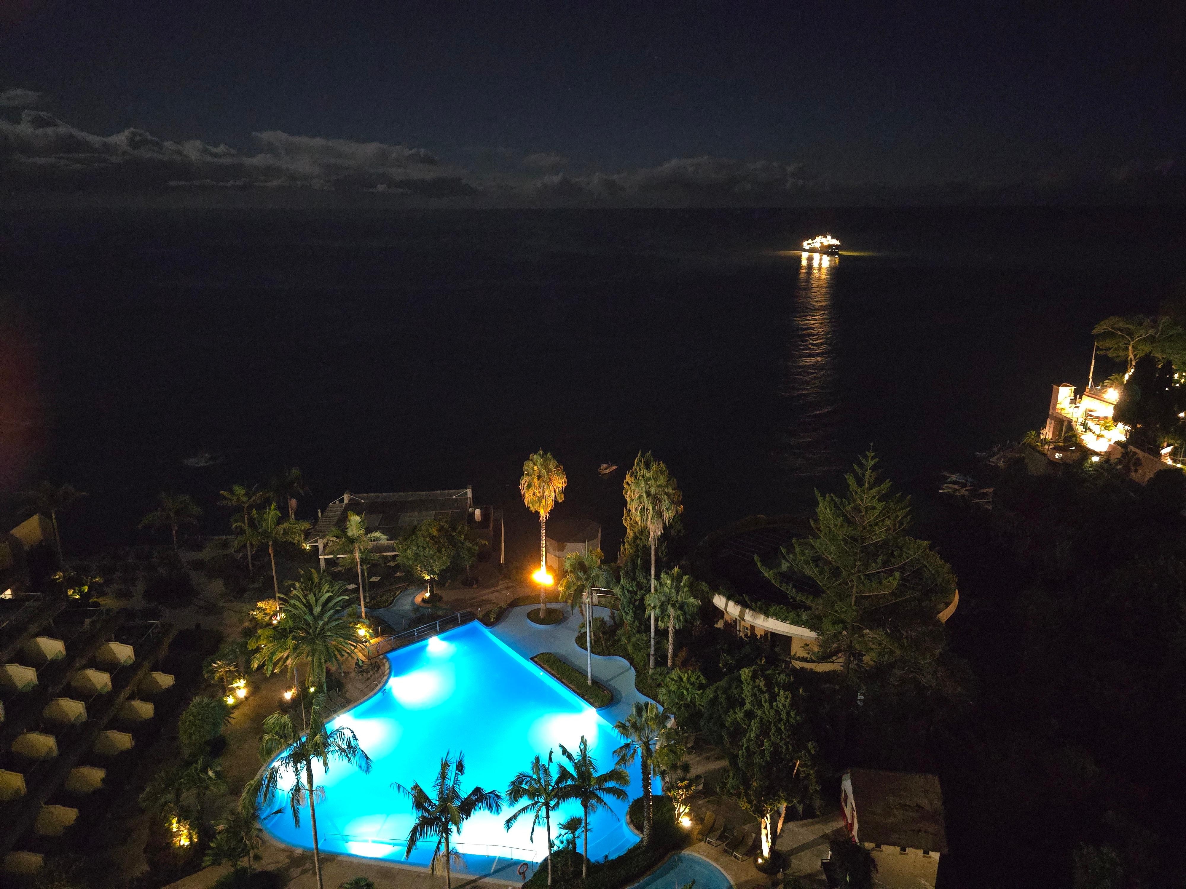 Poolanlage bei Nacht