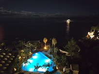 Poolanlage bei Nacht