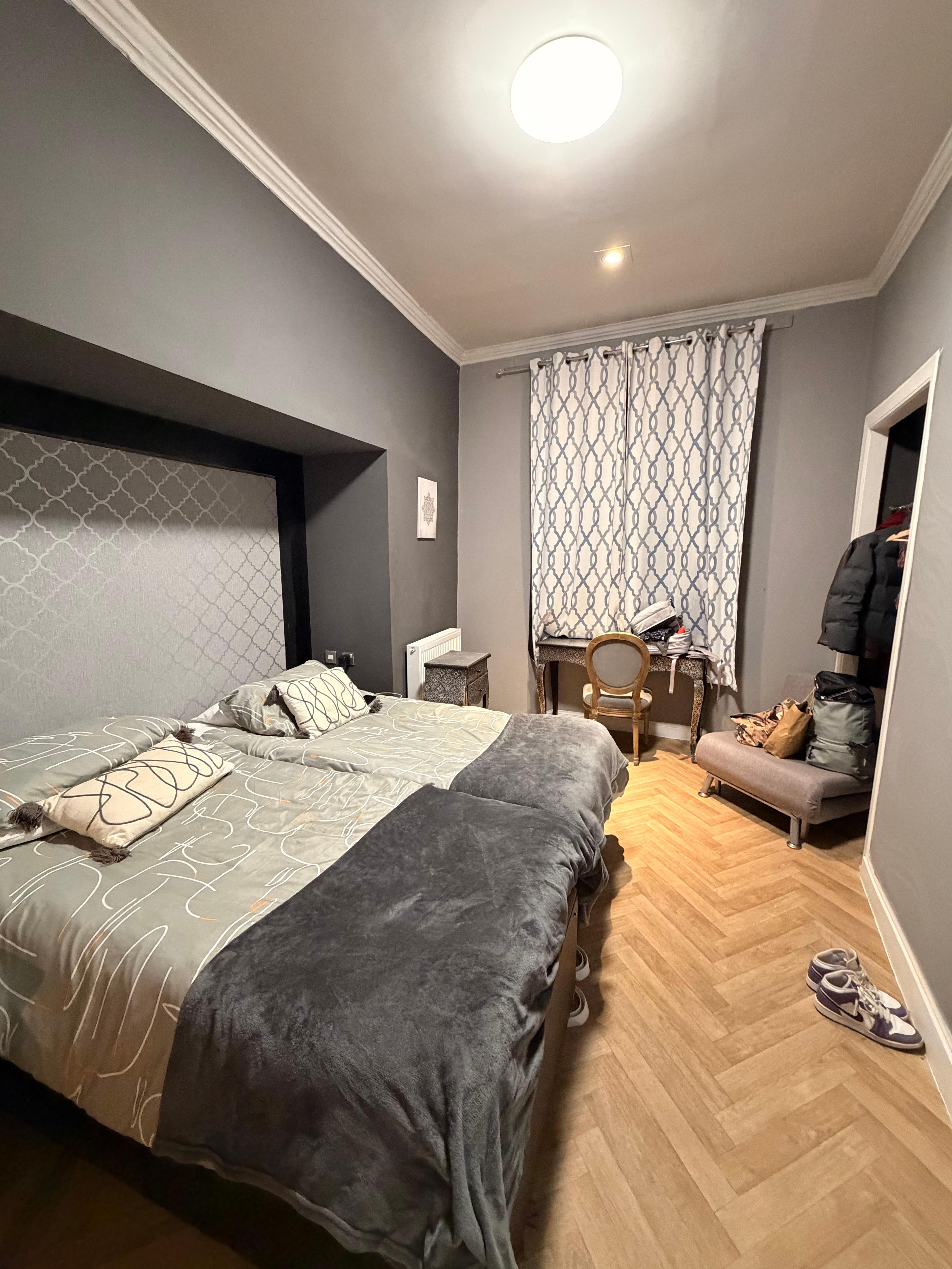 Photos do not match what is online. VERY bare basics of which is fine for what it is but it is not what the stylised photos show - plus it looks different with different lights not existing in this room etc 