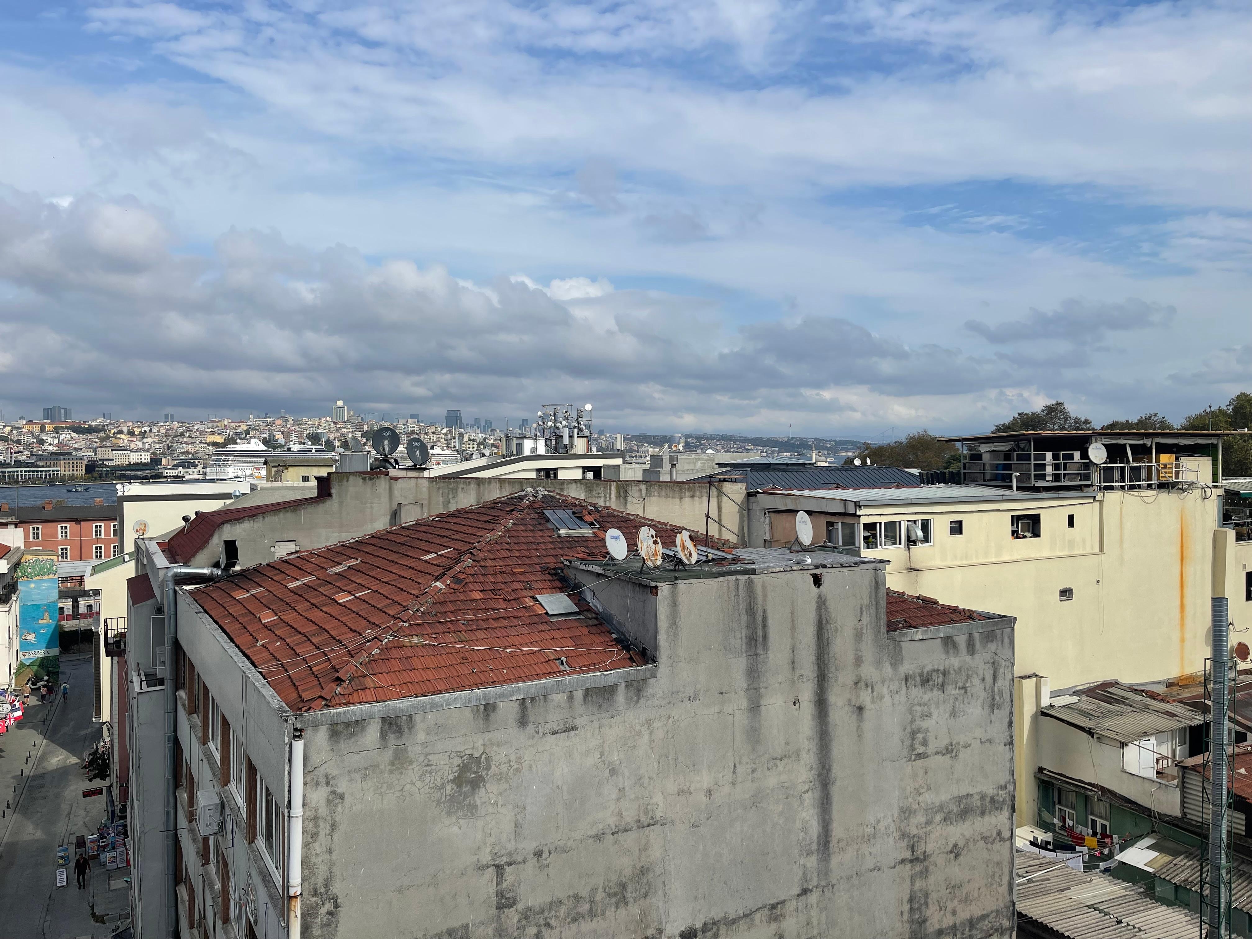 This should be a room with Bosphorus view but nothing to enjoy! The extra is not worth it!!!