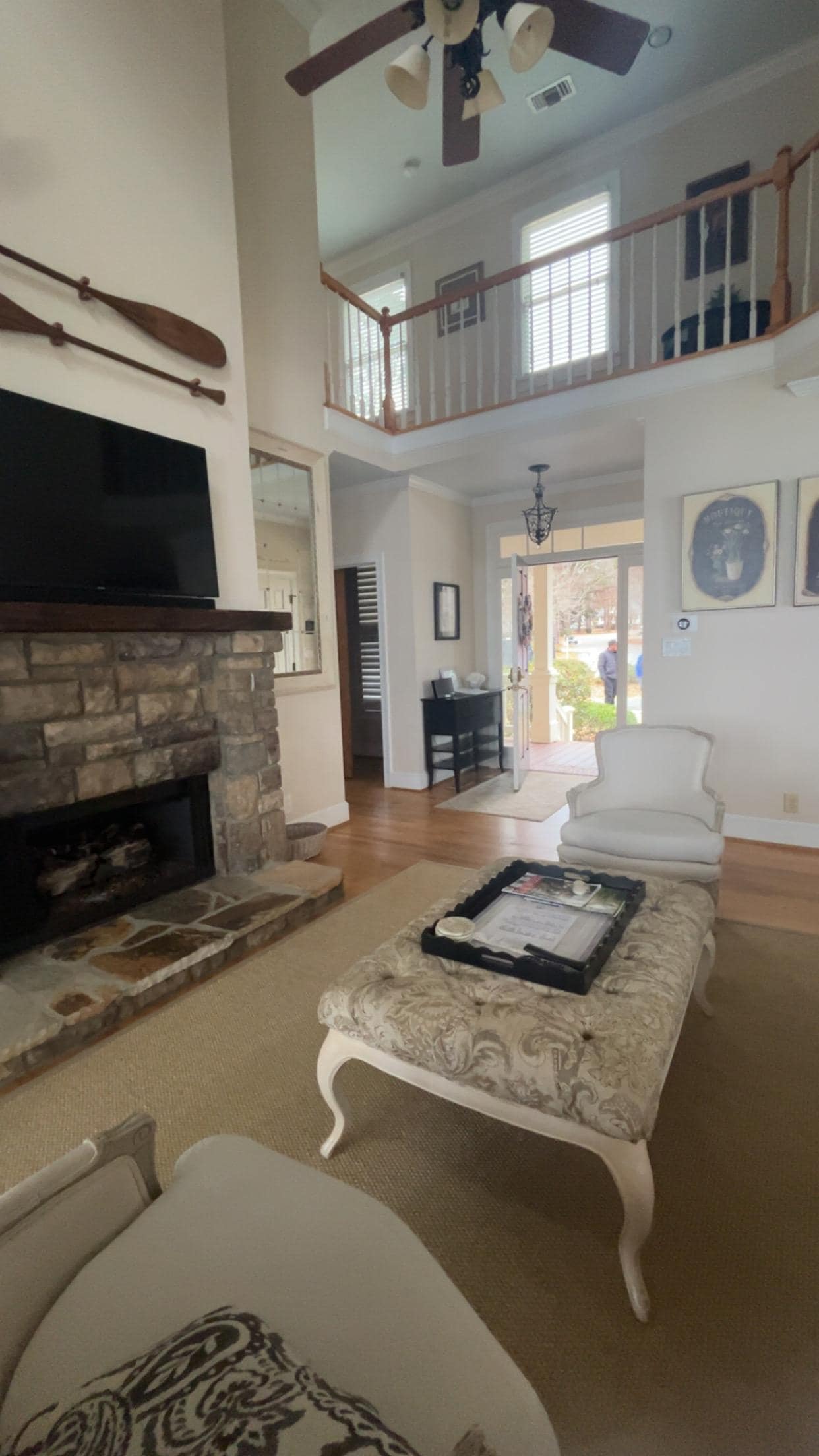 Spacious living room 