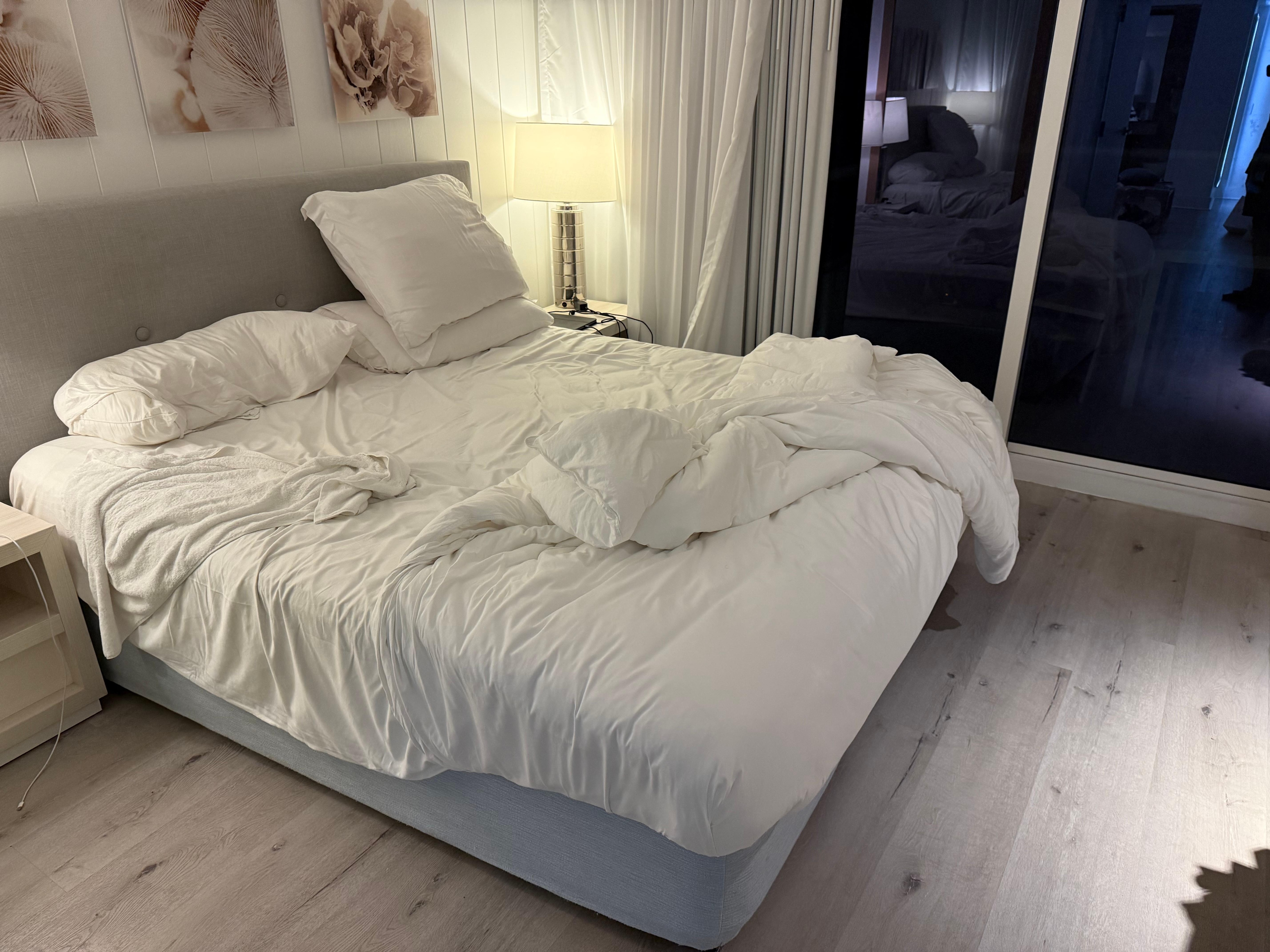 The housekeeping staff did not come to make the bed.