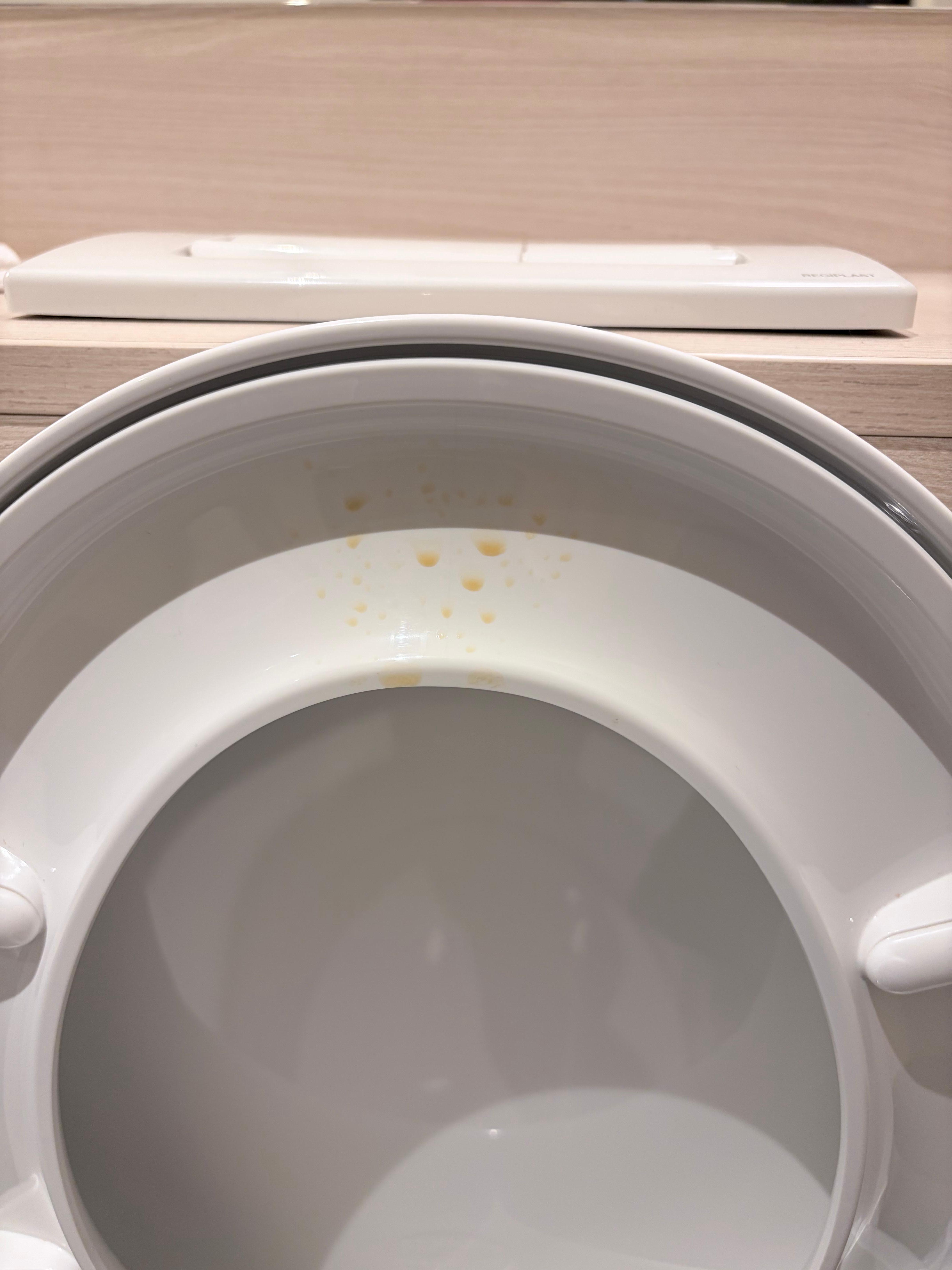 Lunette du wc non nettoyée 