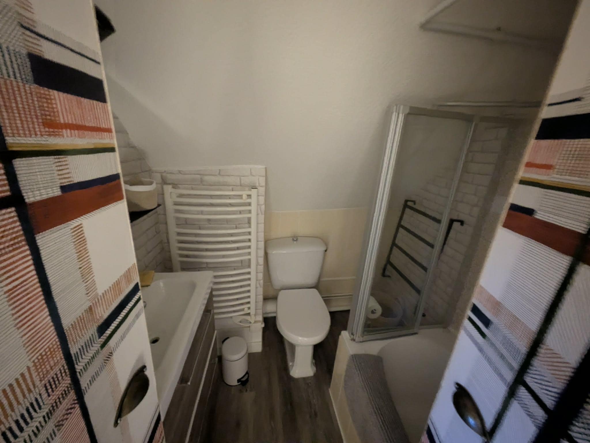 Petite salle d'eau mais fonctionnelle 