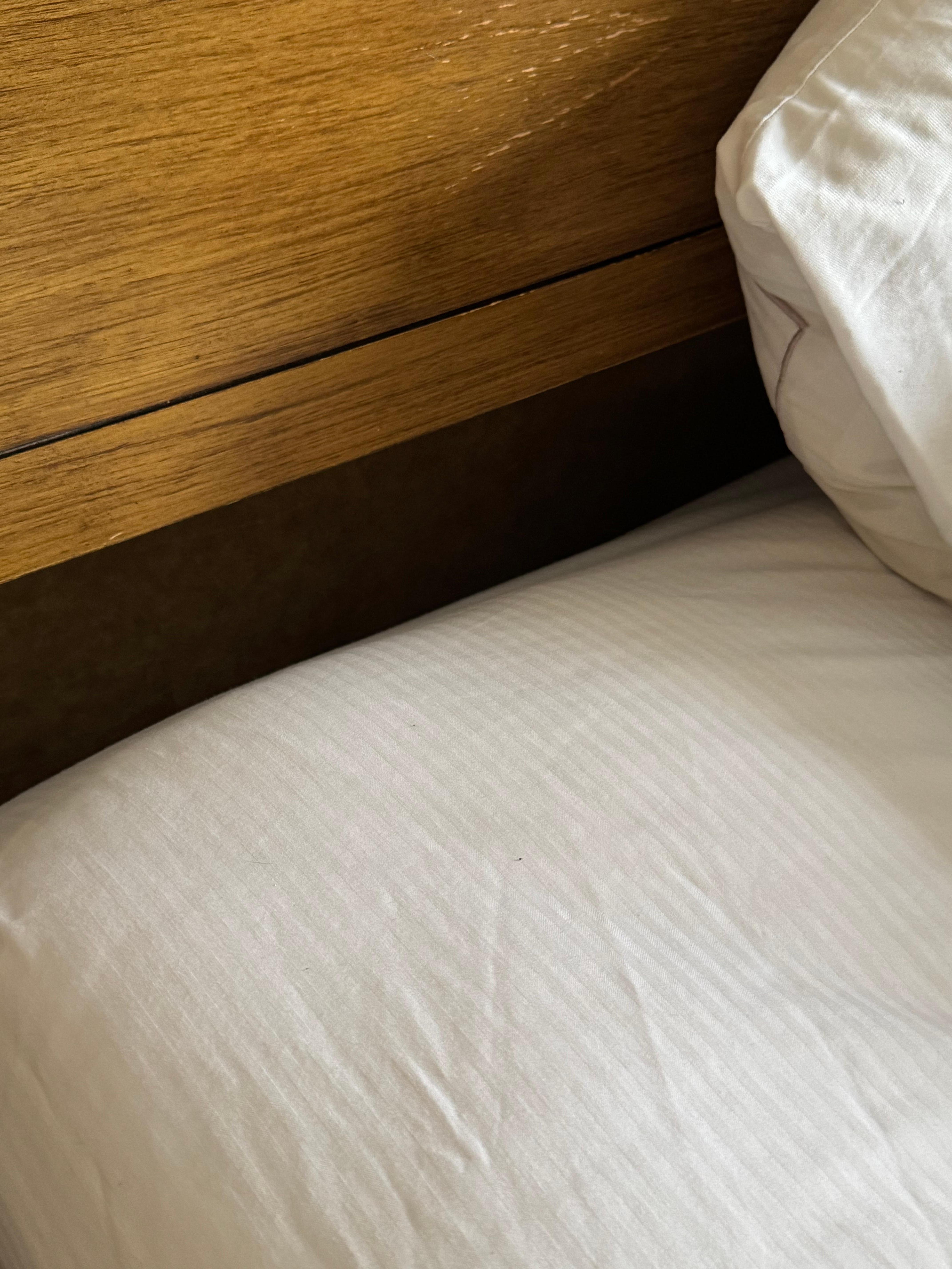 The space between the mattress and the headboard. 