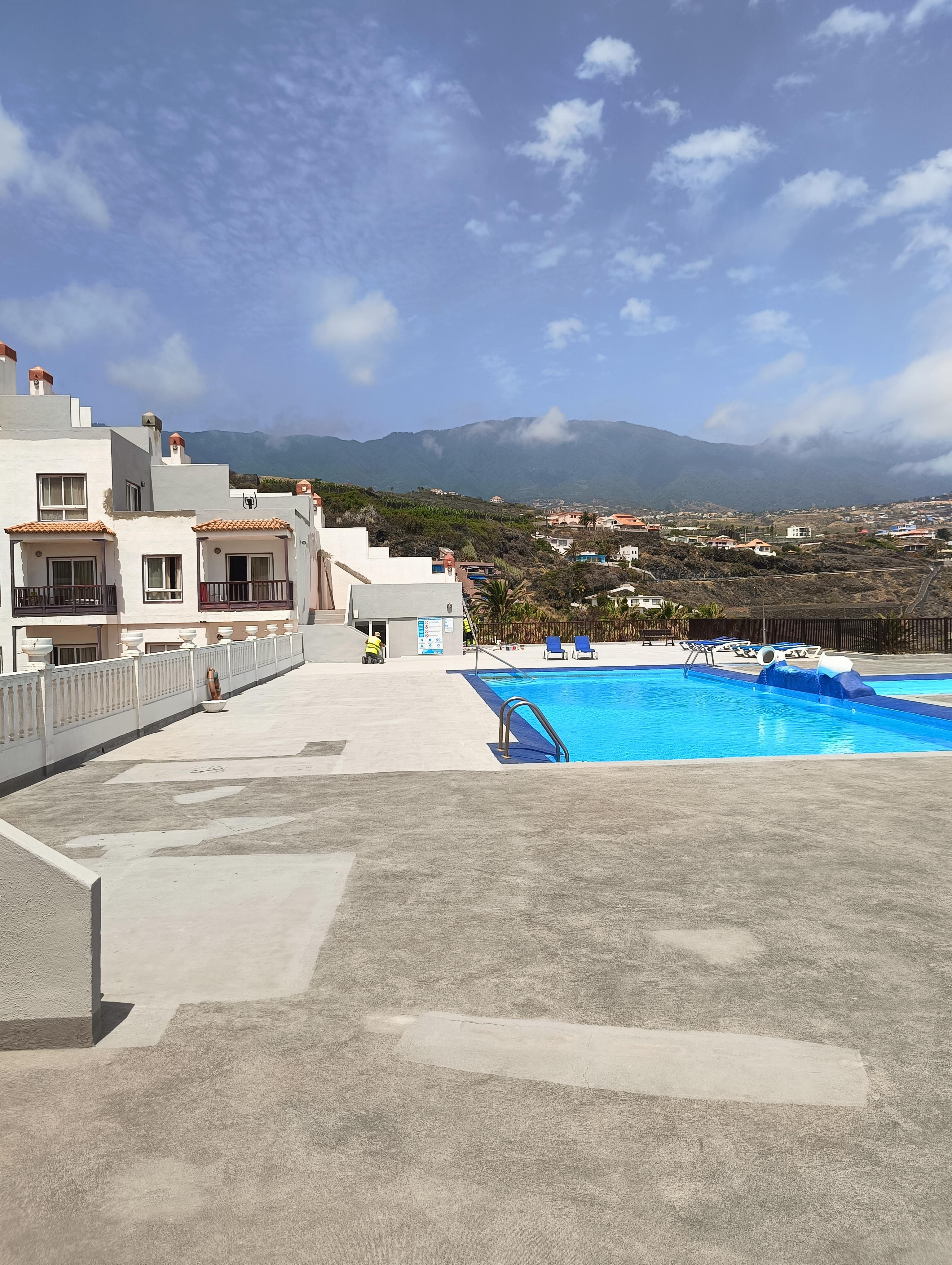 LOS OBREROS POR LA PISCINA