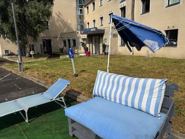 My last night in France and this is the outdoor seating options? 