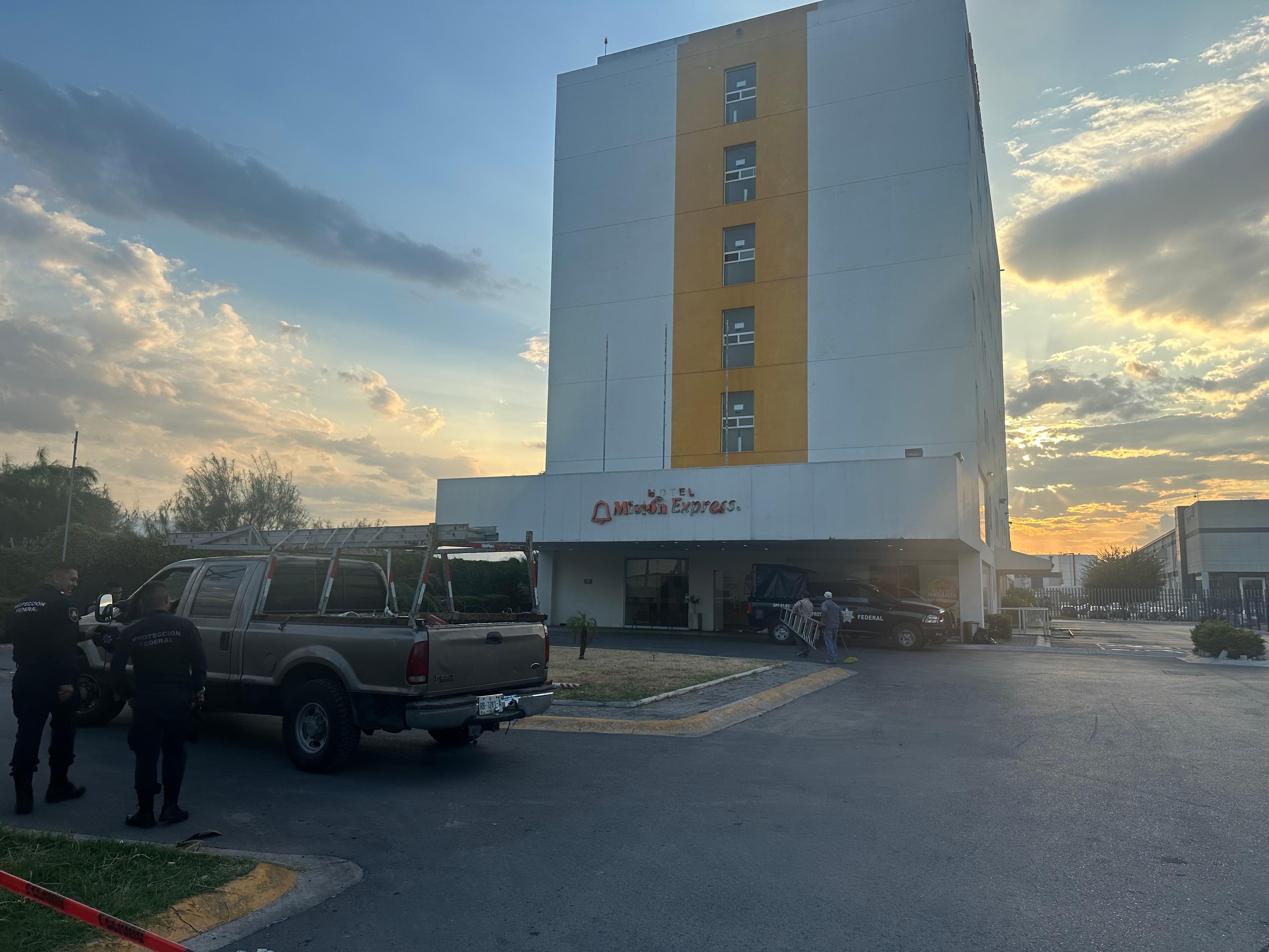 Policía federal resguardando el acceso al hotel 