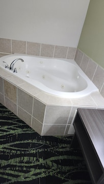 Jacuzzi tub in the queen suite