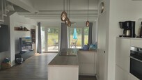 Erdgeschoss Küchenbereich mit Wohnzimmer zur Gartenseite/Meer