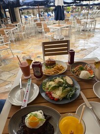 カニ カ ピラ グリルのロコモコは、ビーフシチューのソースがかかっていて美味しかったです!