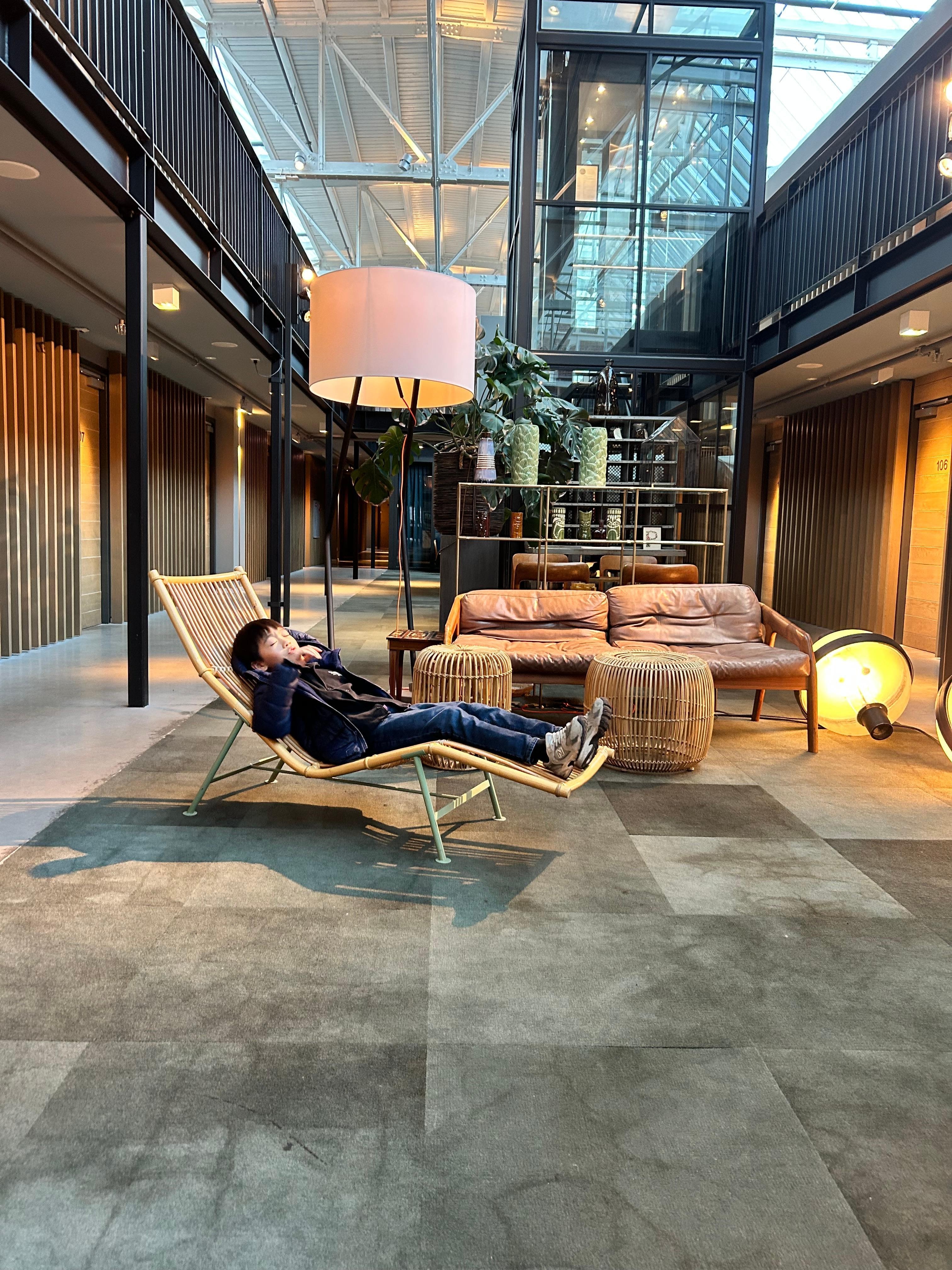 Nice chill out hallway! 