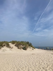 Breiter Strand mit Düne