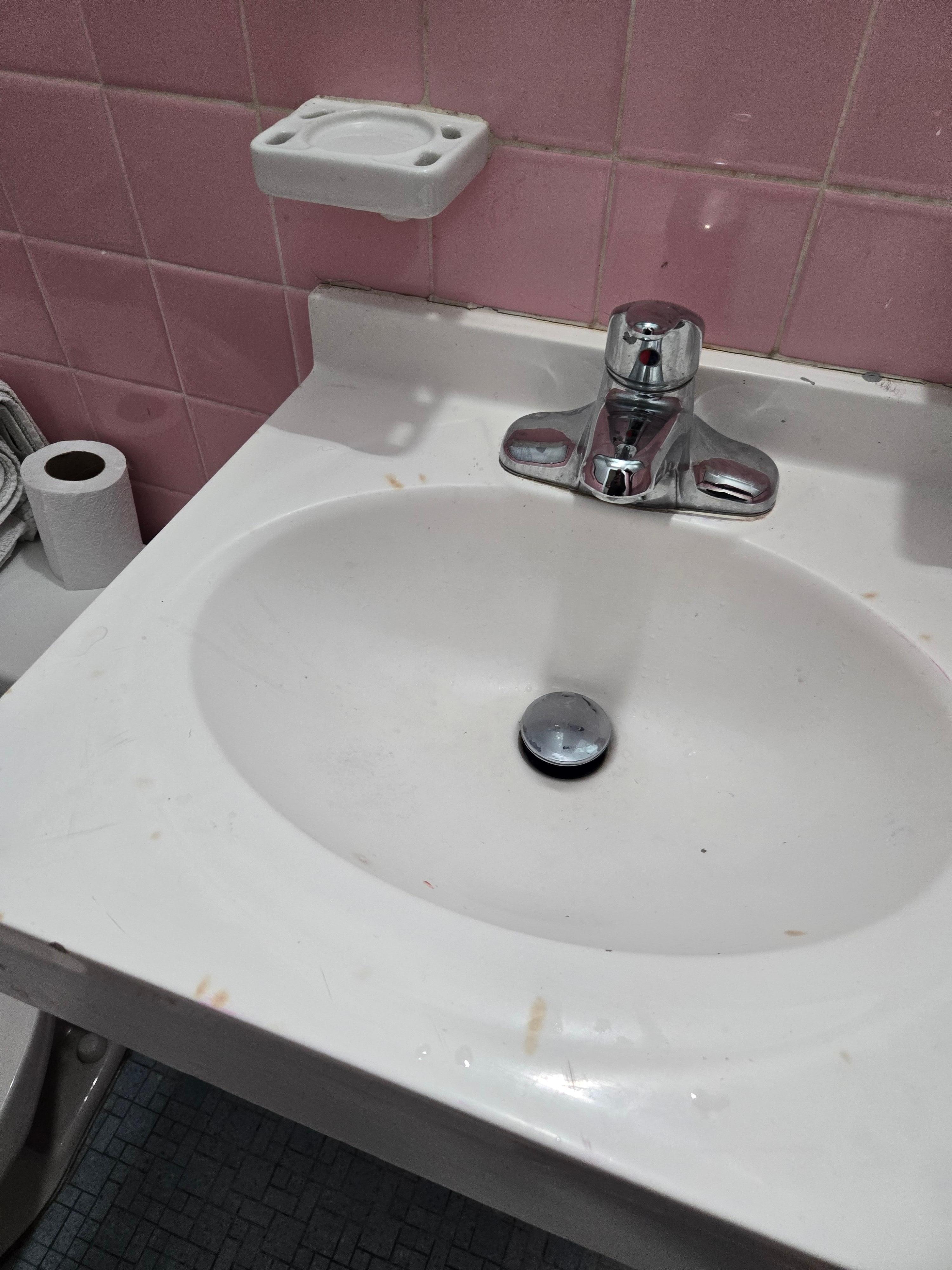 Baño en mal estado y sucio.