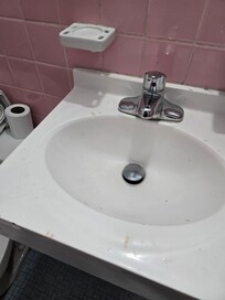 Baño en mal estado y sucio.