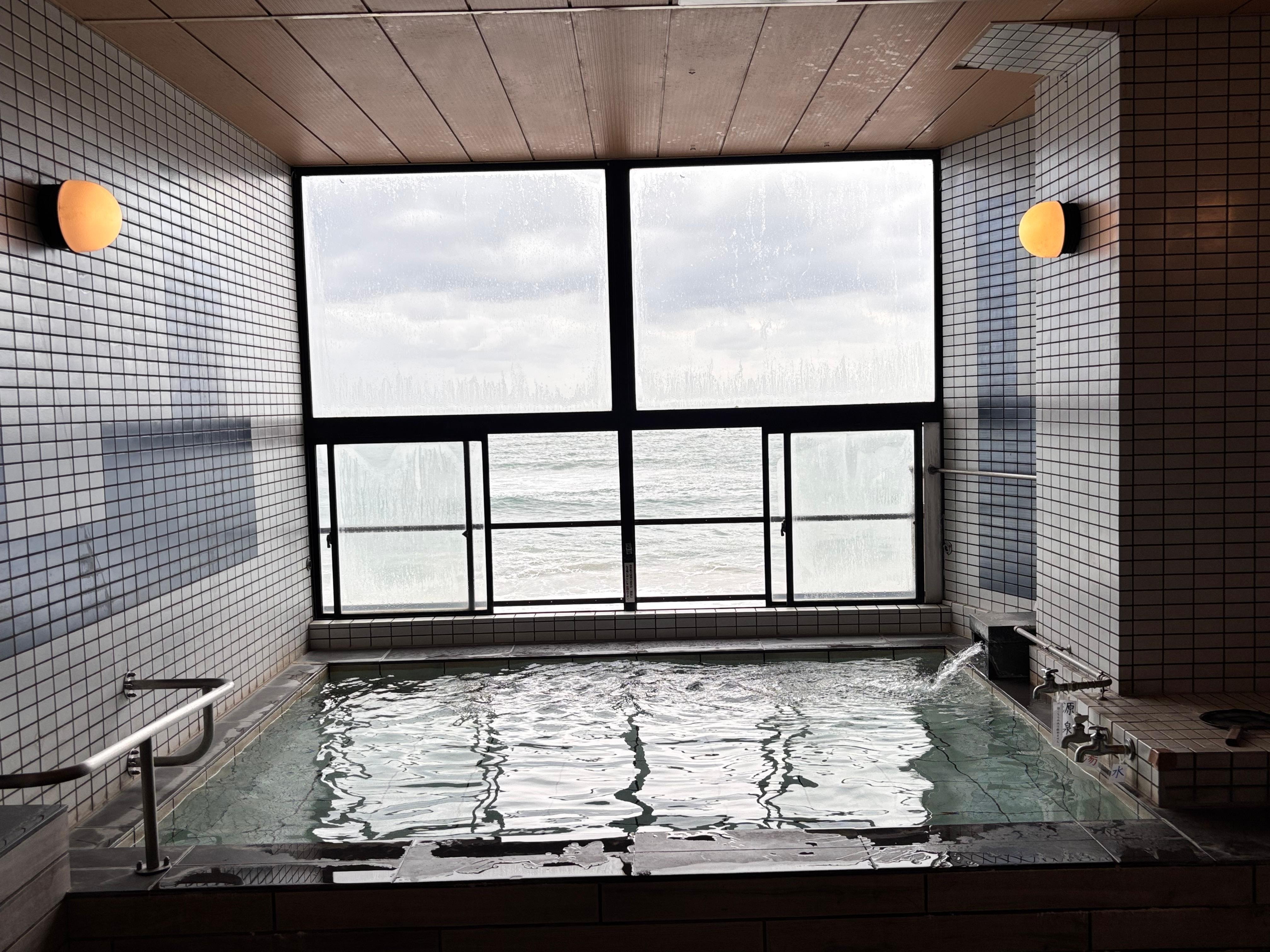 2樓溫泉也可望著海邊 聽著海浪聲