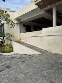 Front ramp to lobby NO RAILS