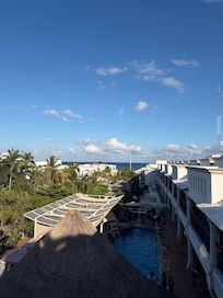 Jacuzzi on top floor view