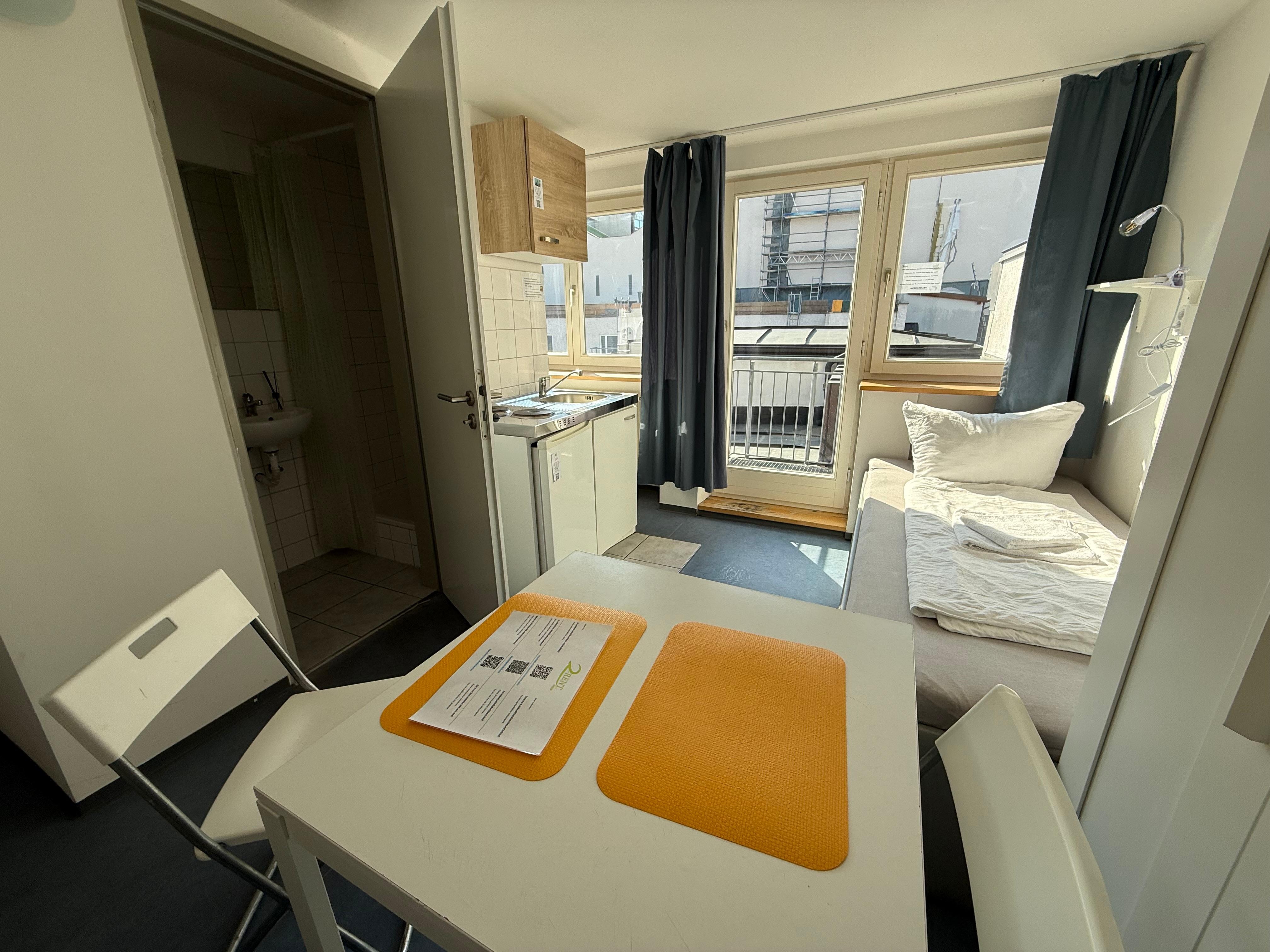 Light, airy studio room with balcony onto small roof top terrace.