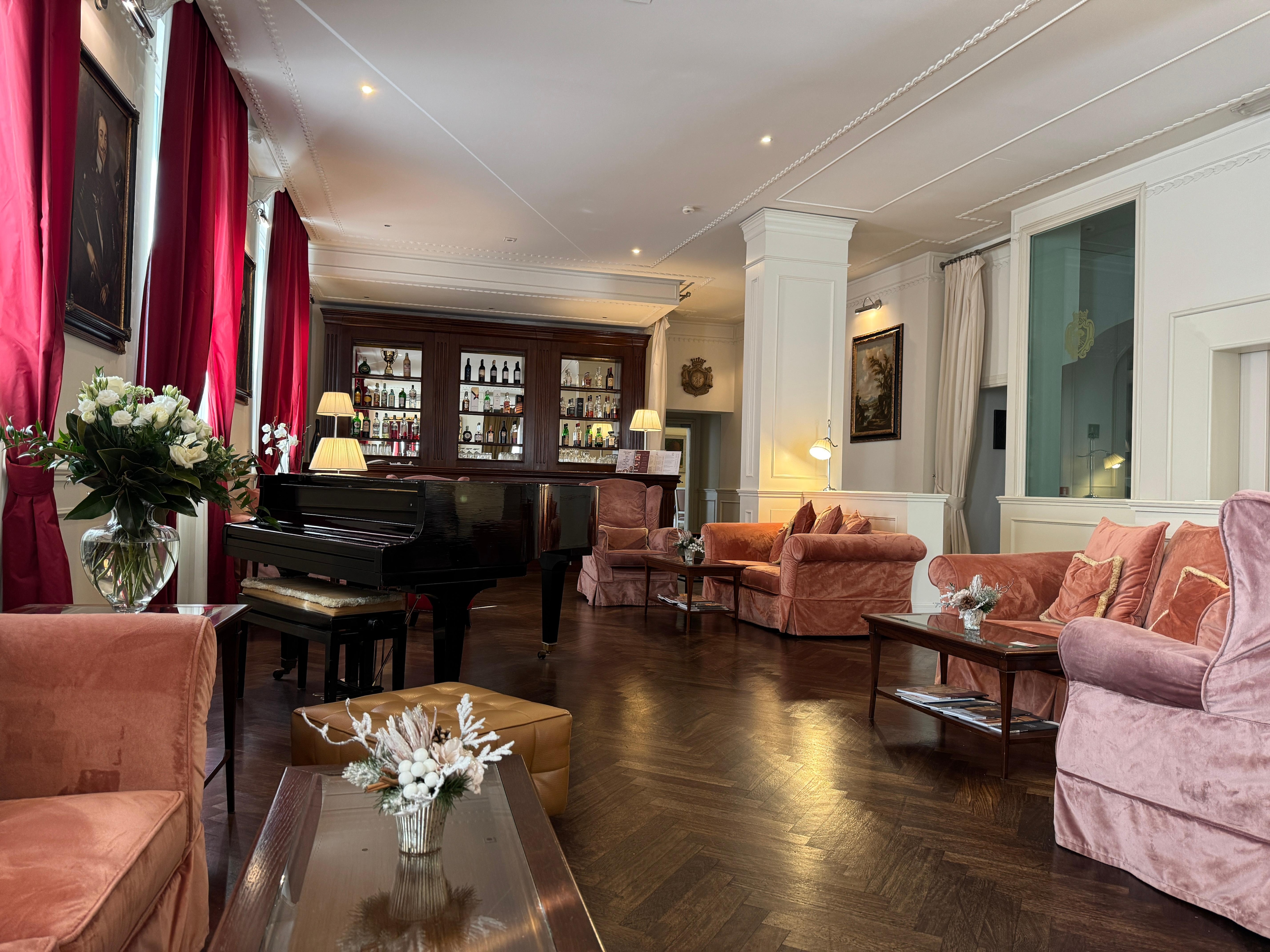 Lounge og bar område i hotellet