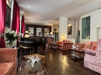 Lounge og bar område i hotellet