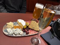 Ostbricka med dryck i baren