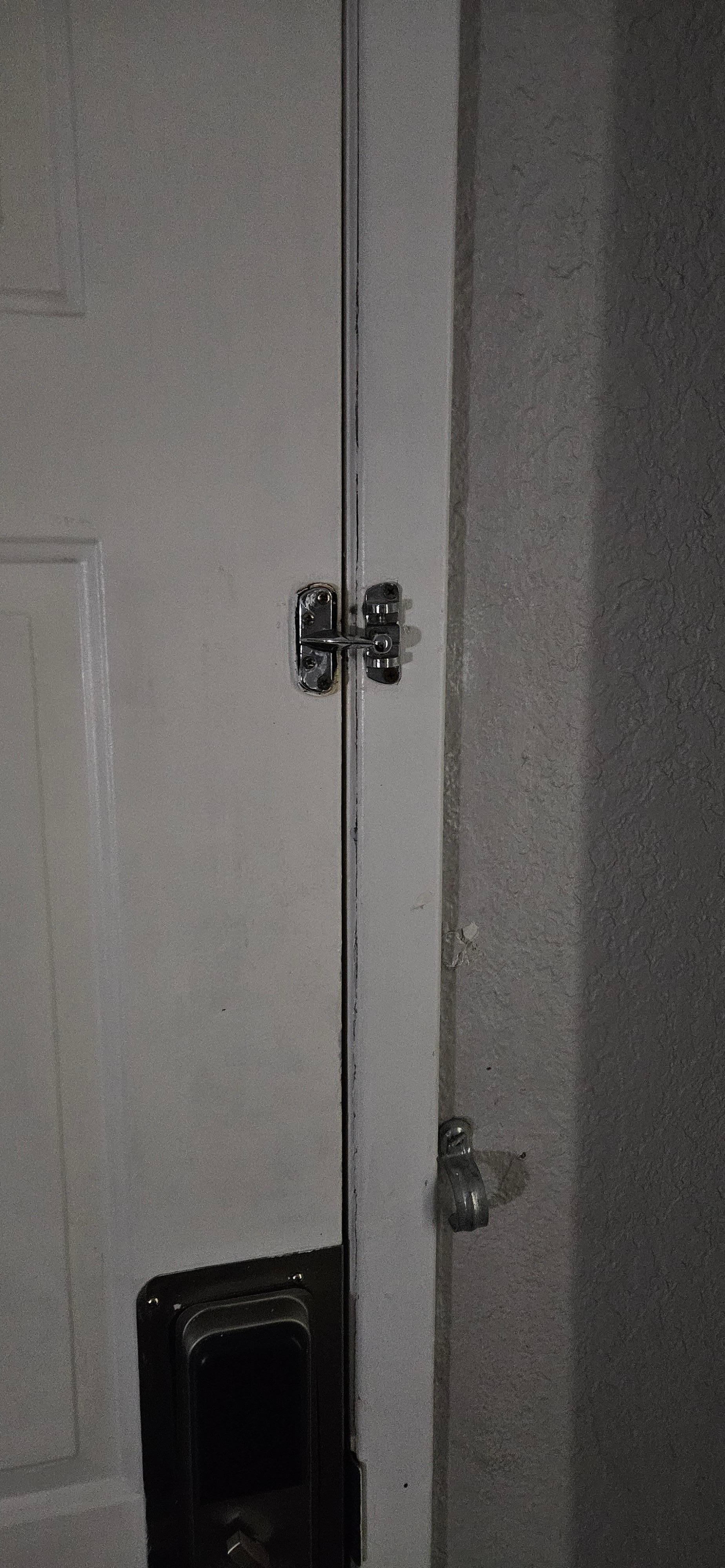 no deadbolt or safety latch