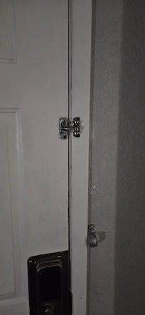 no deadbolt or safety latch
