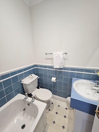 twin room bathroom