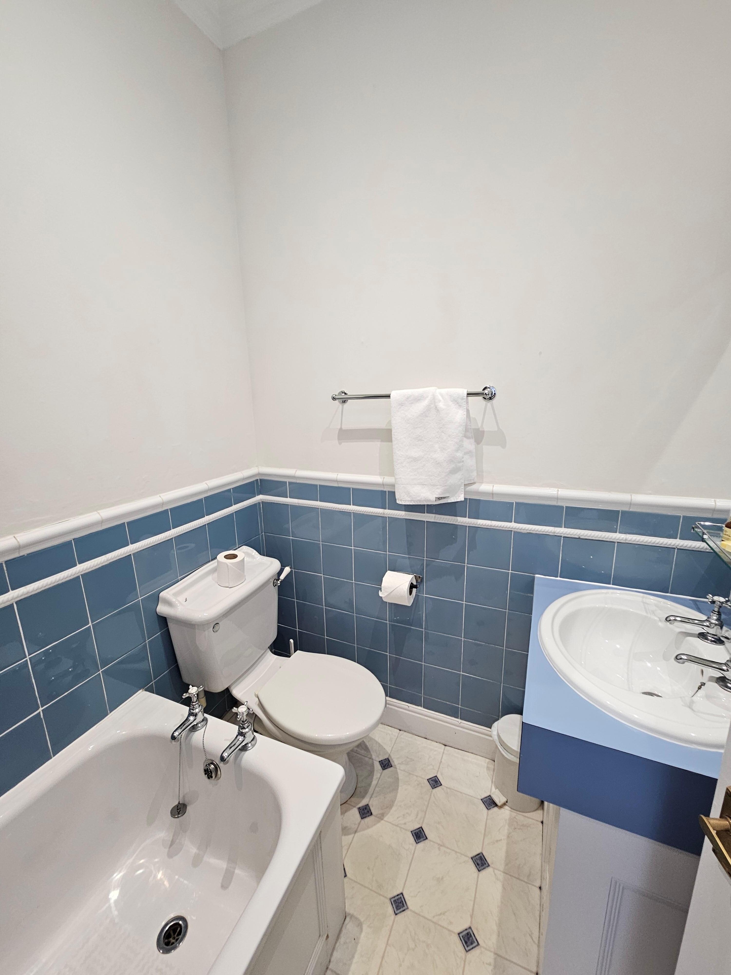 twin room bathroom