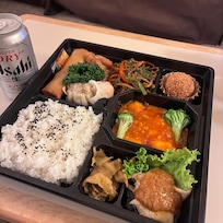12階中華レストランのお弁当(2000円)はとても豪華です。自販機は1階にあります。