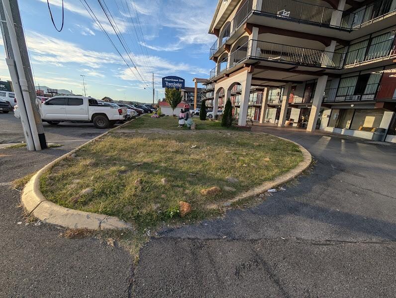 front of hotel poorly maintained