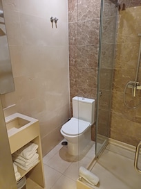 Banheiro pequeno mas atende as necessidades.