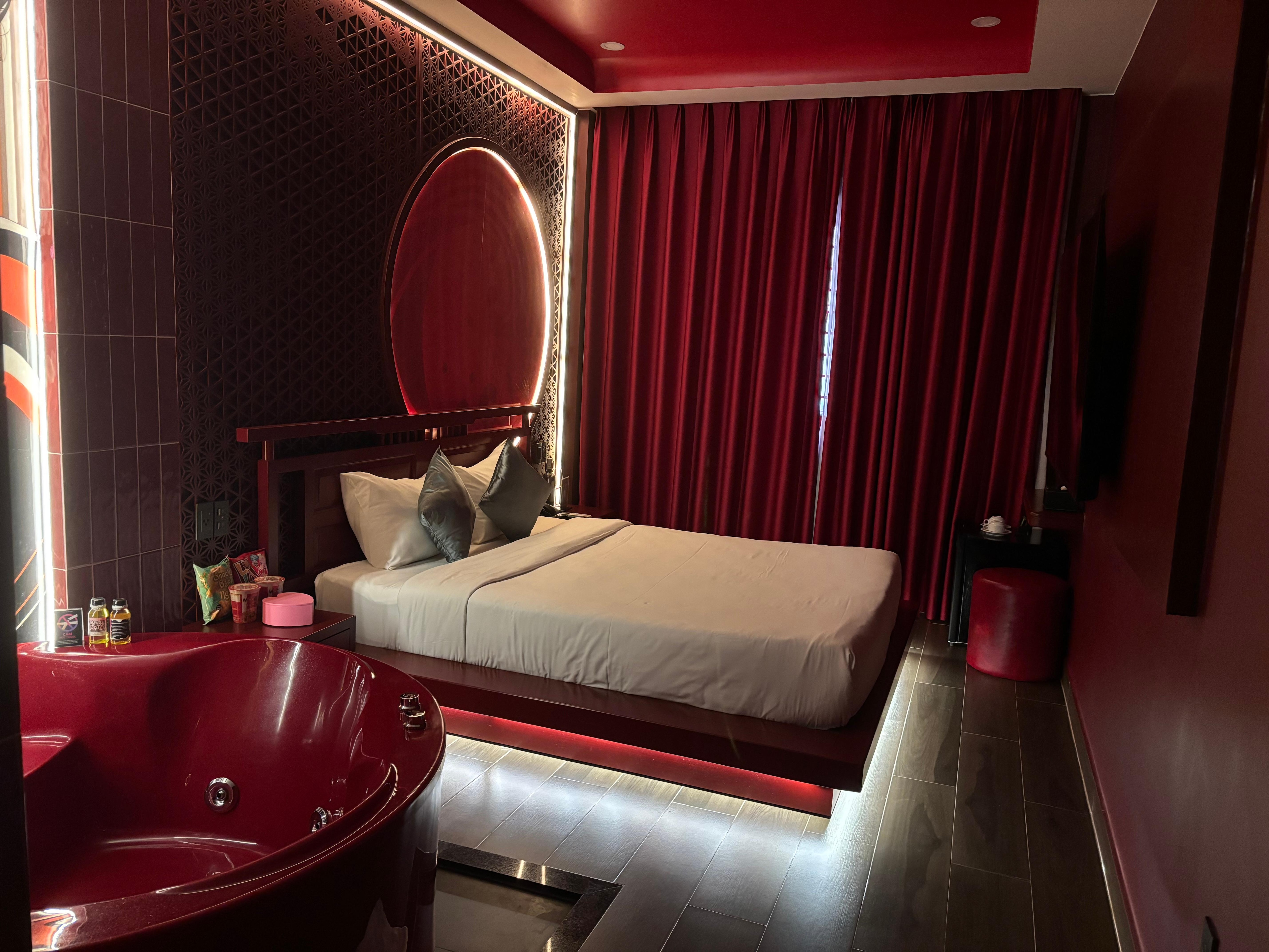 Love the bathtub alot 