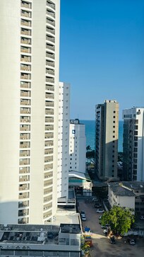Bem próximo à praia.