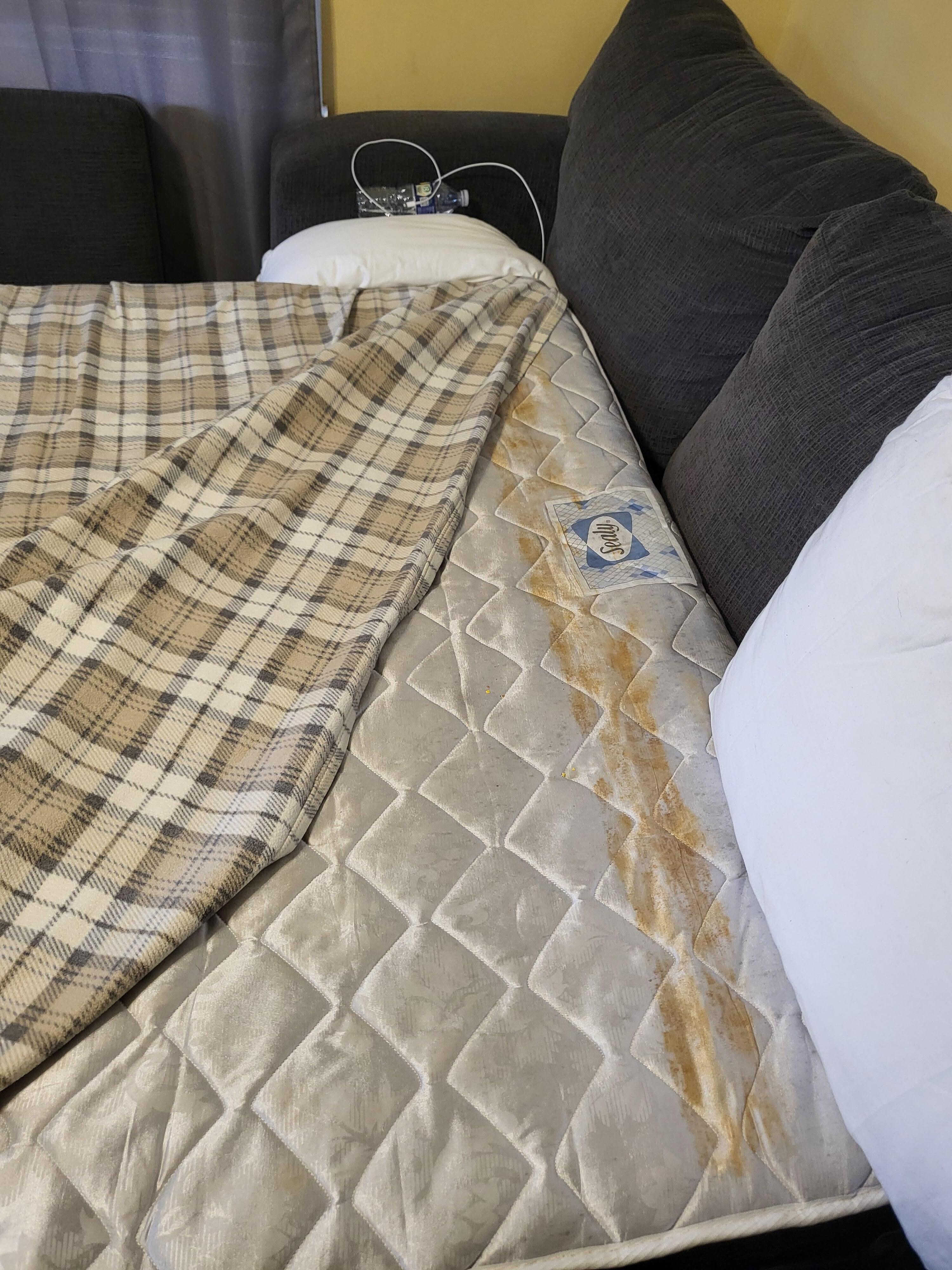 Dirty mattress and no sheets