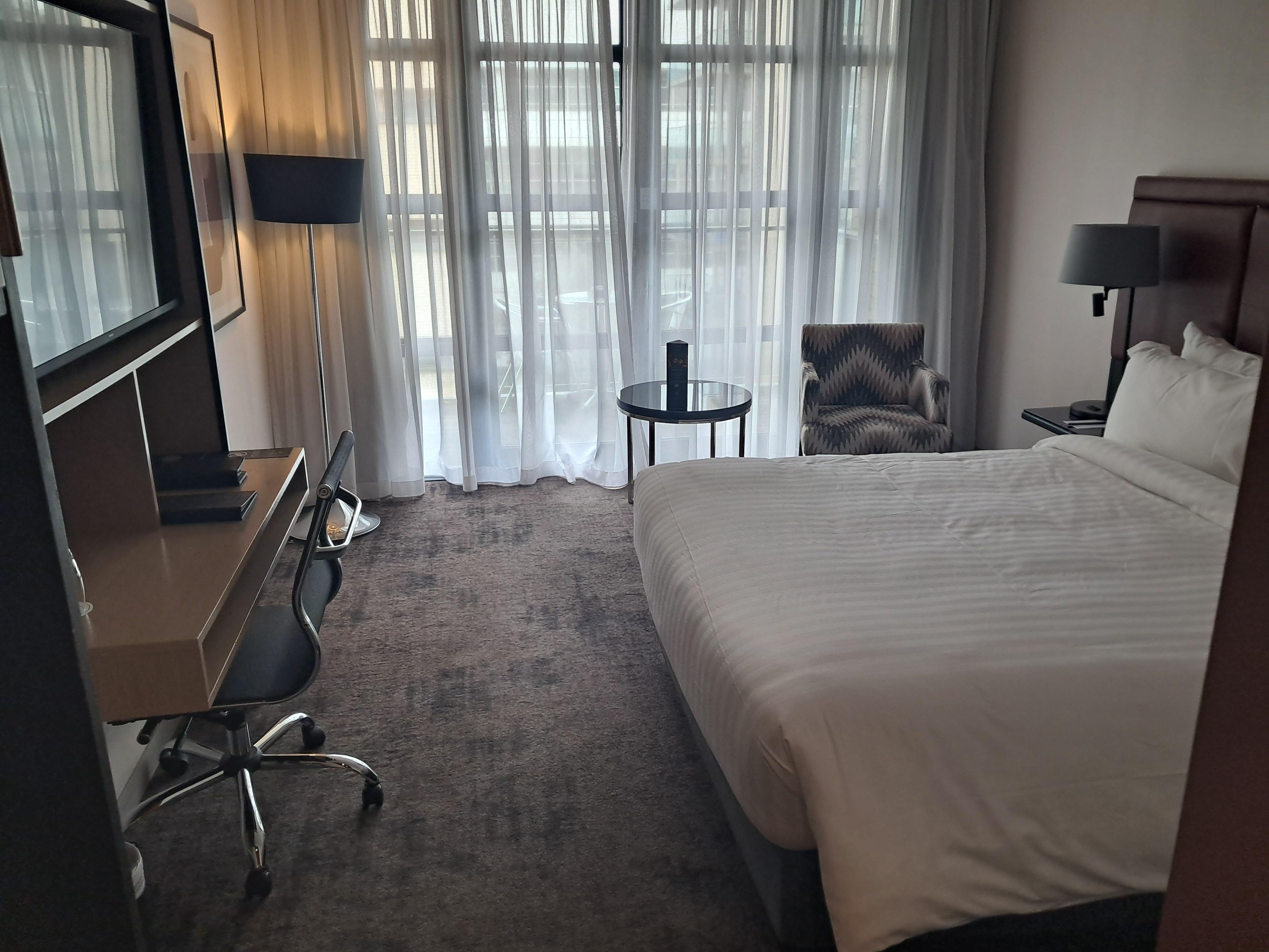 Romslig og fint rom med en liten balkong.