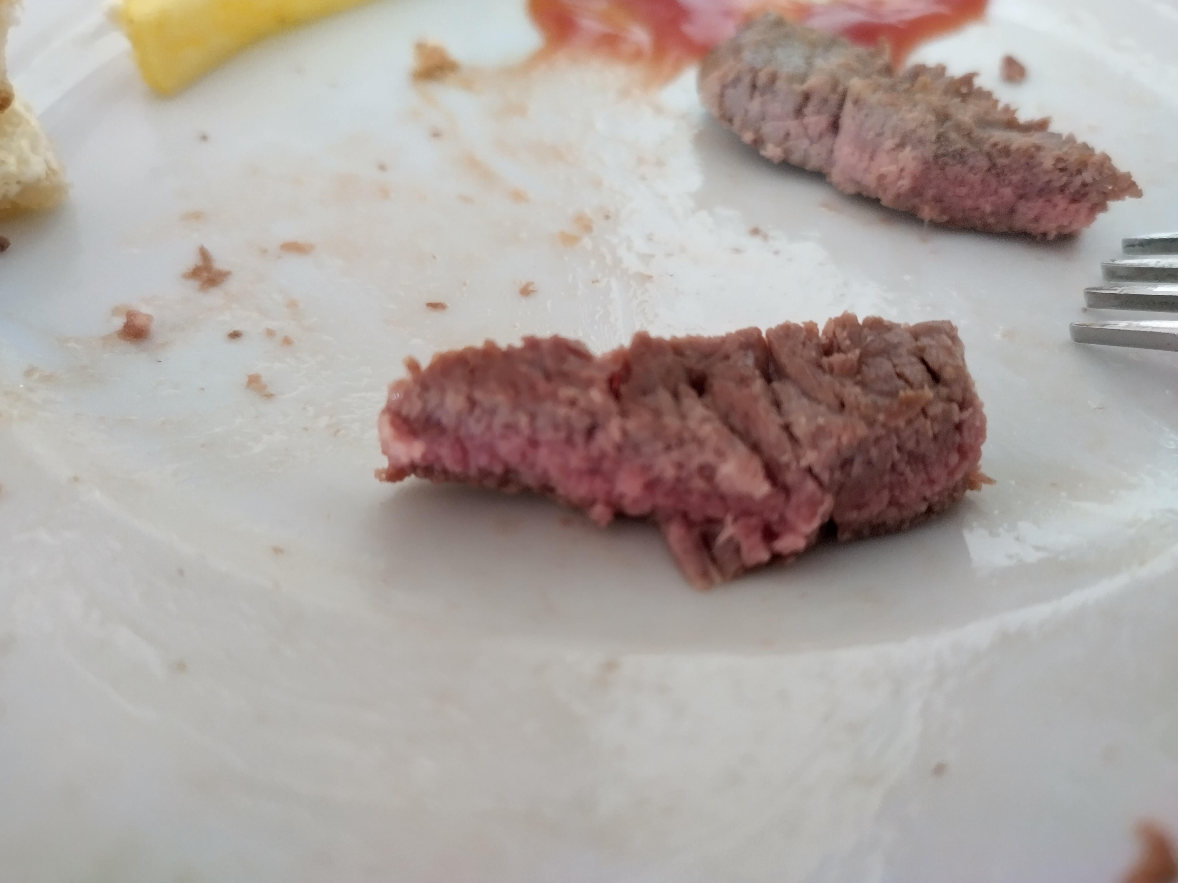 Innen noch roh frisch von Grill.