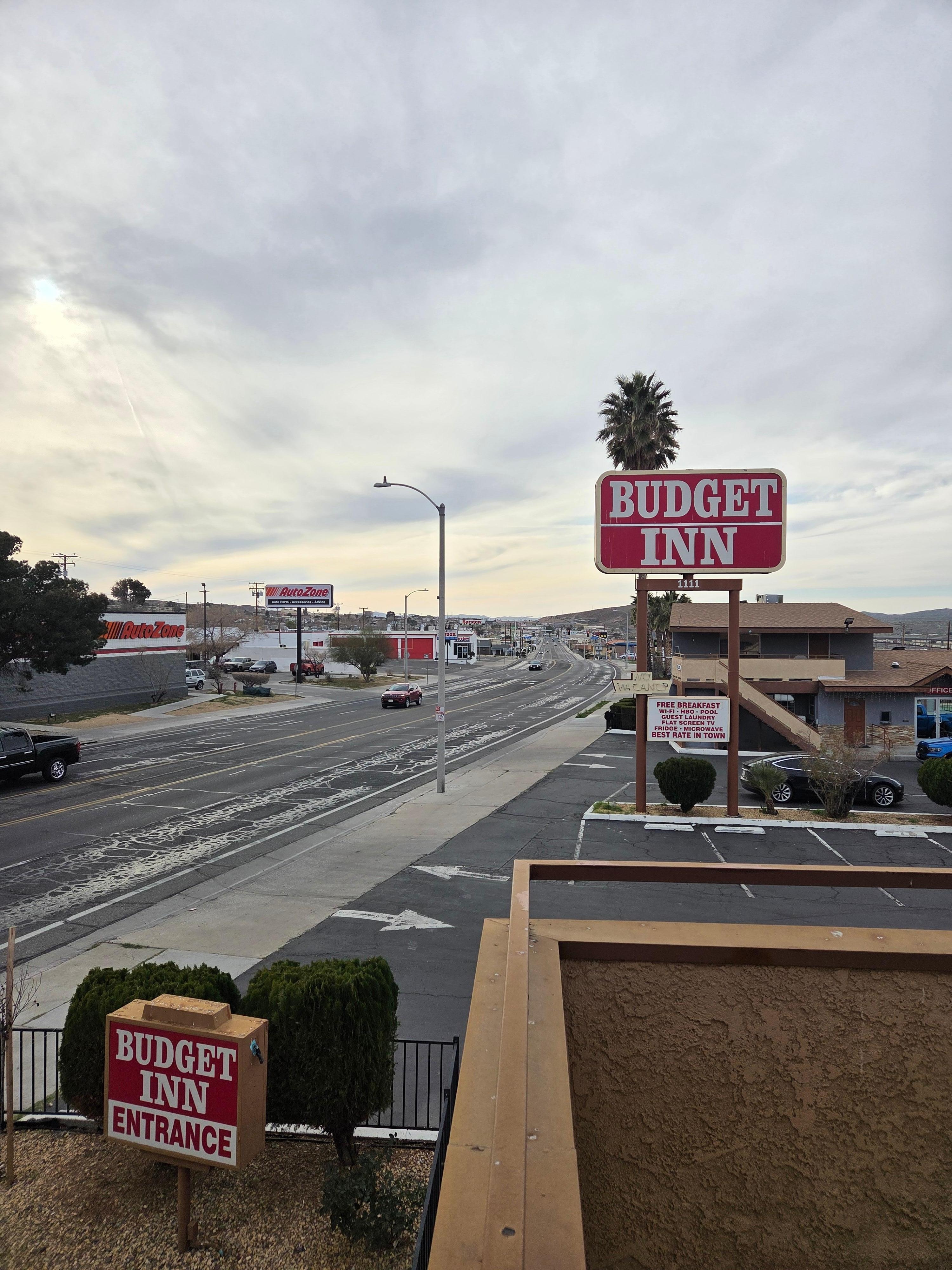 Pic of the motel sign from the second floor walkway.