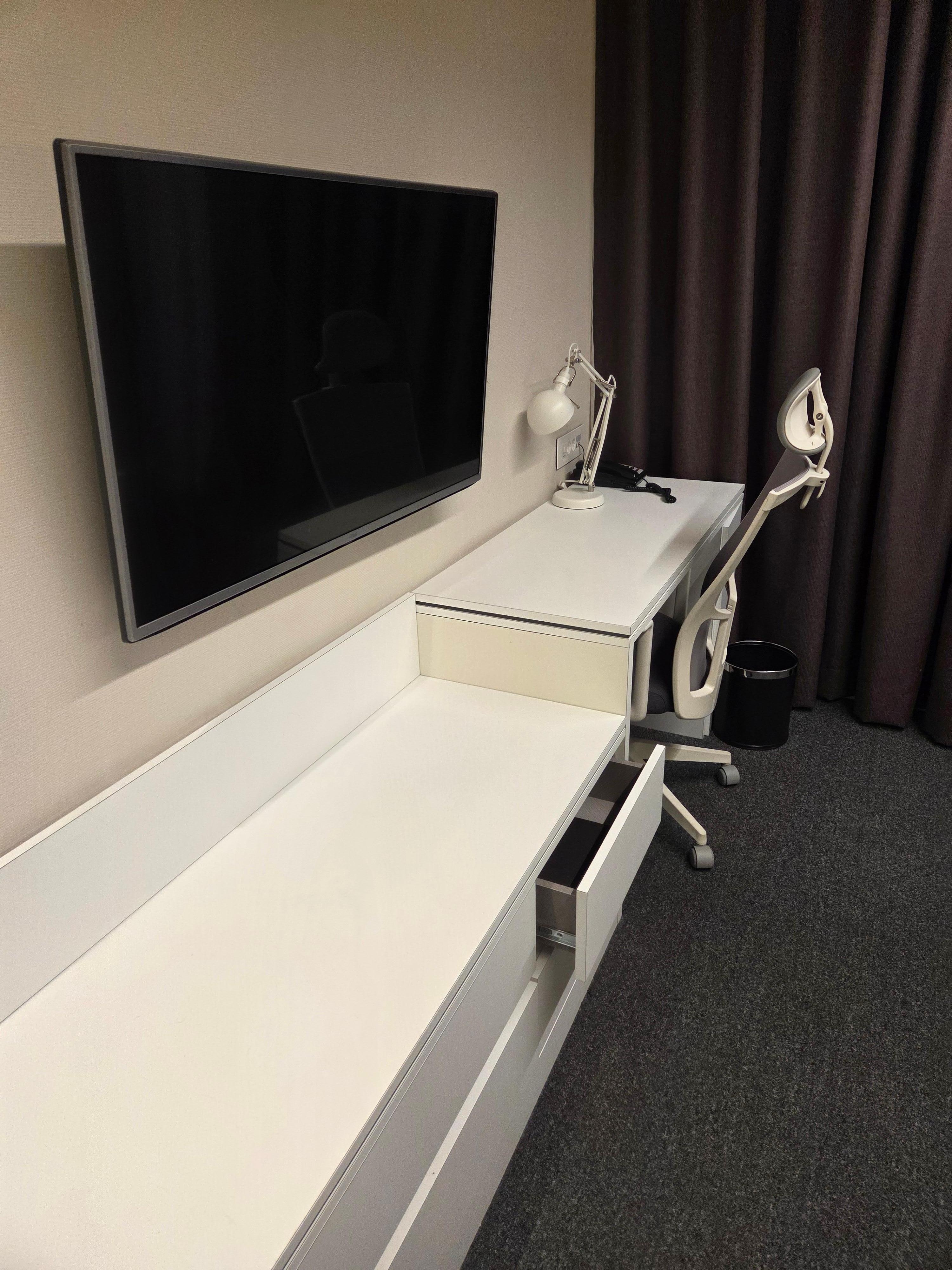 문 열자마자 서랍장 문 열려 있음