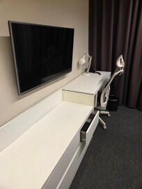 문 열자마자 서랍장 문 열려 있음