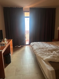 Huoneverhot tummat, huone pimeä..