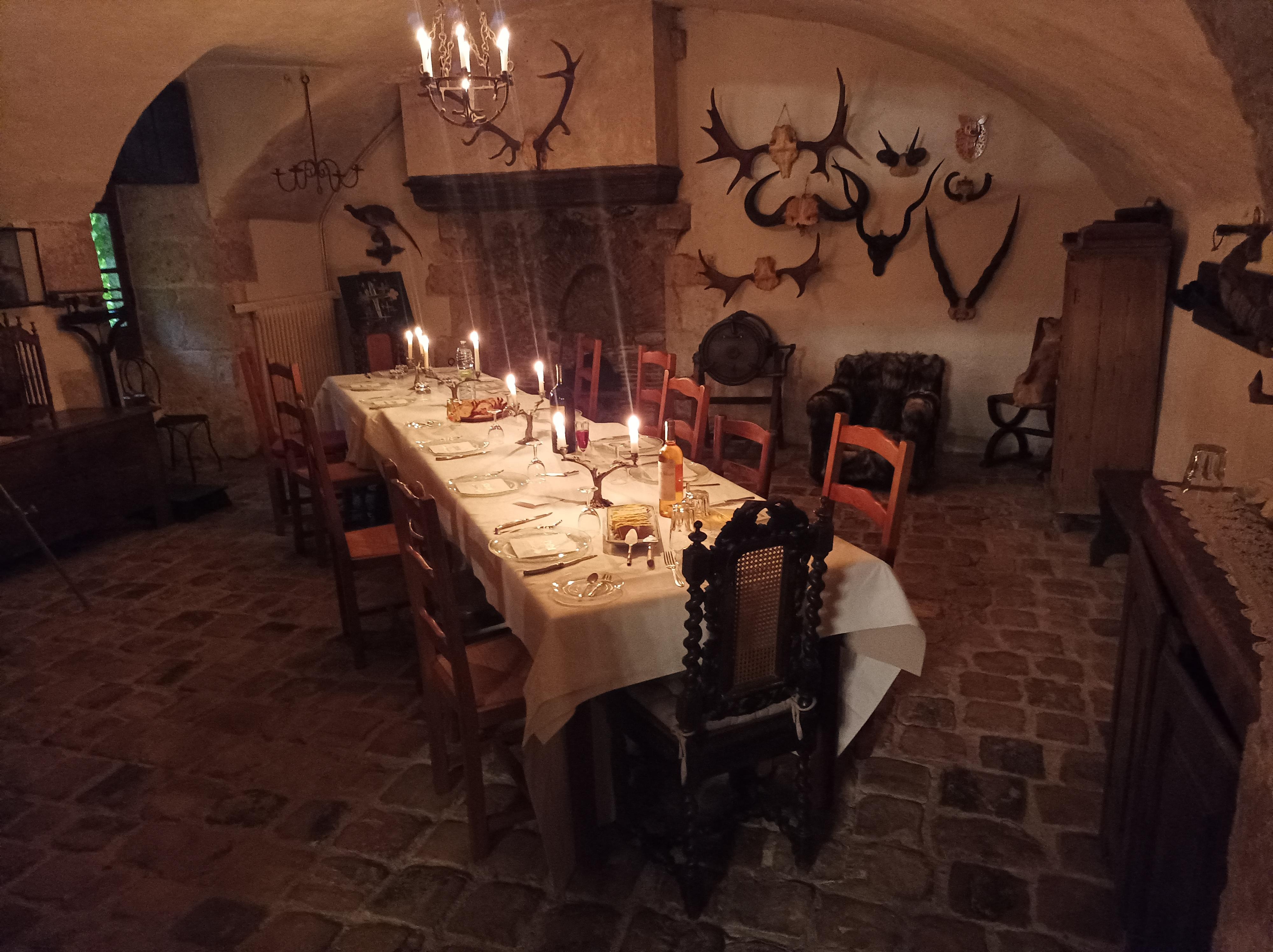 Souper aux chandelles dans la salle des gardes