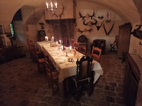 Souper aux chandelles dans la salle des gardes