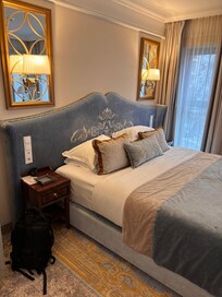 Bedroom with queen size bed