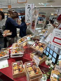 在日本買便當,真的不用擔心吃不飽,他們是各式各樣都給你嚐嚐看當你吃完之後你會覺得好飽喔