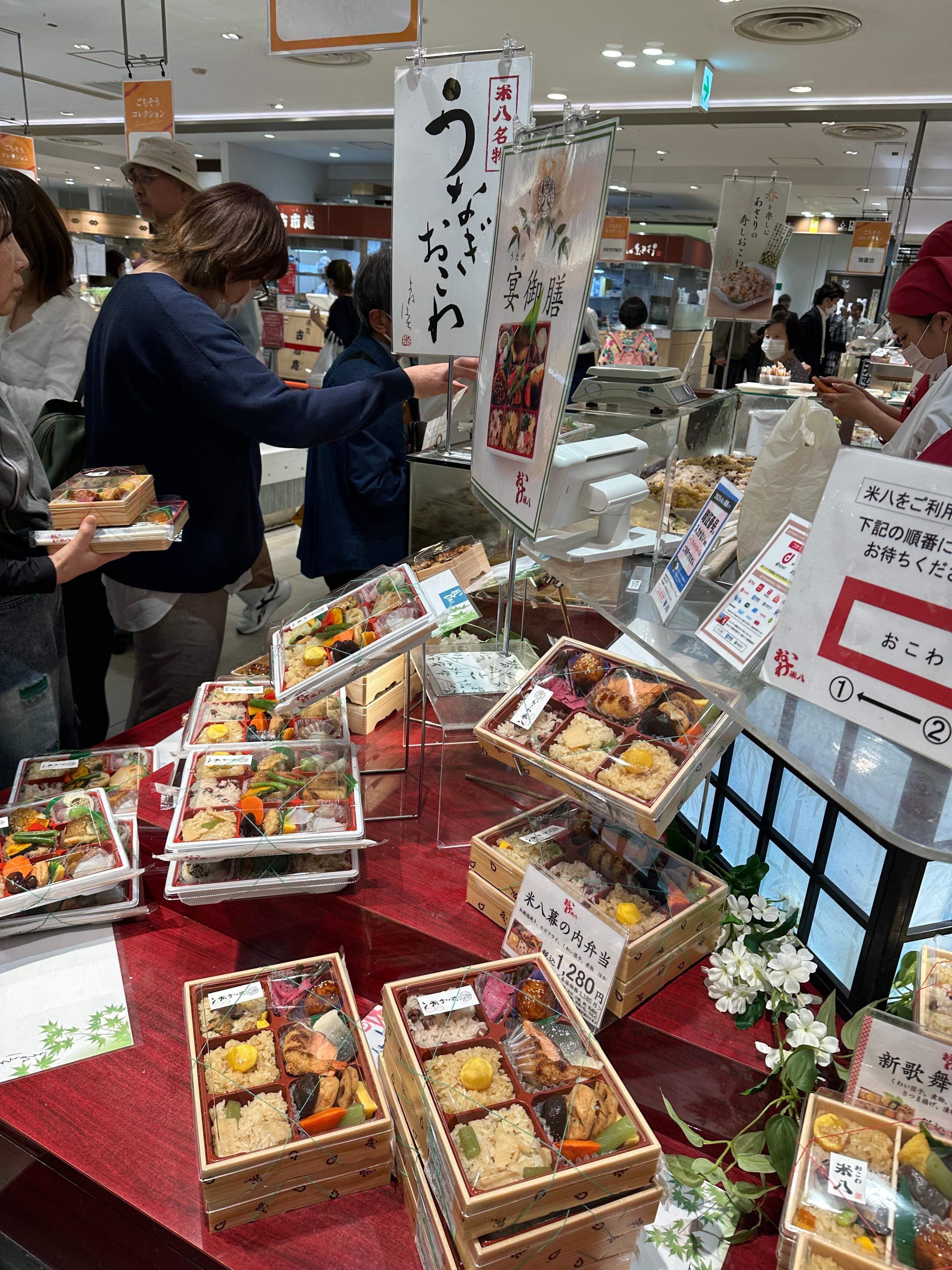 在日本買便當，真的不用擔心吃不飽，他們是各式各樣都給你嚐嚐看當你吃完之後你會覺得好飽喔